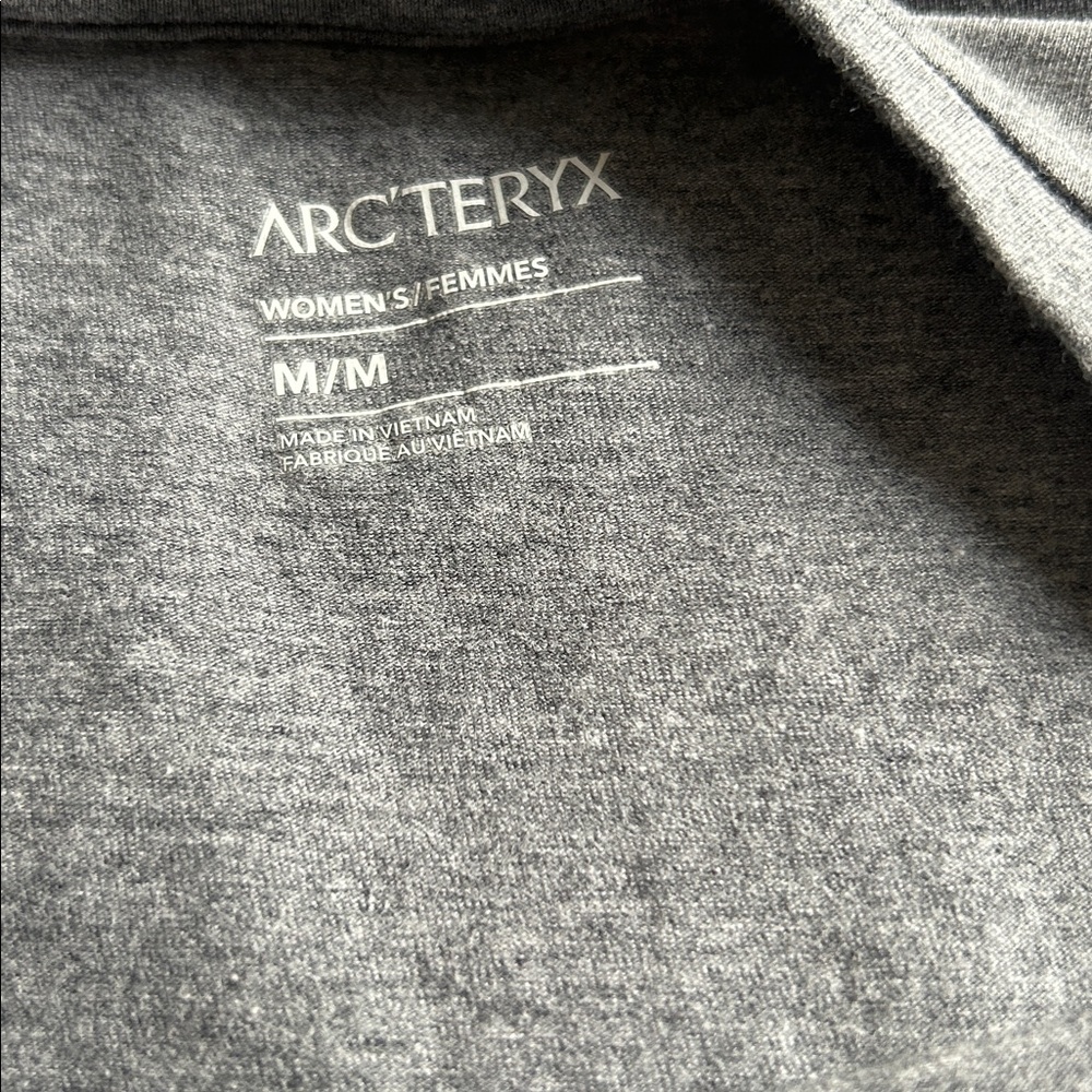 2 Arc’teryx Women’s Tee Shirts Size Medium - Picture 2 of 11